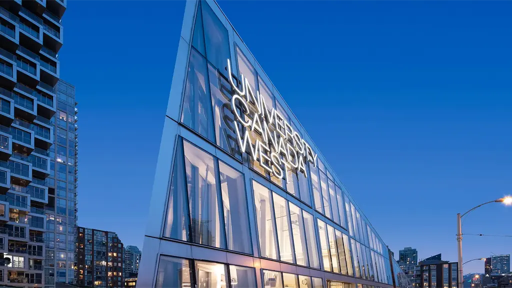 Fachada de Vancouver House, campus de University Canada West